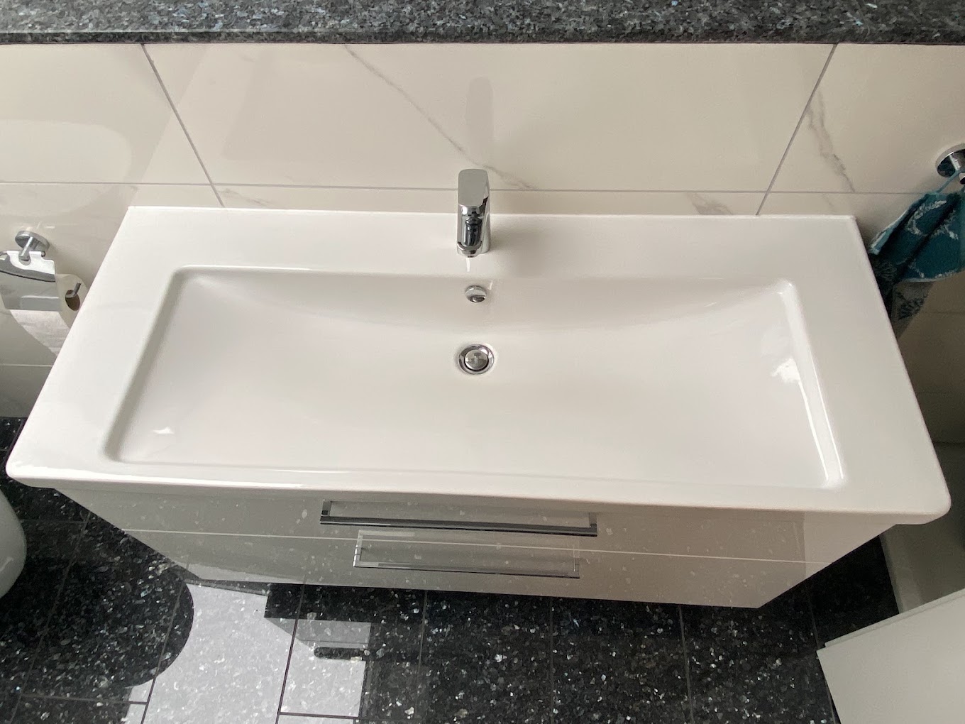 Waschtisch in einem modernisierten Badezimmer