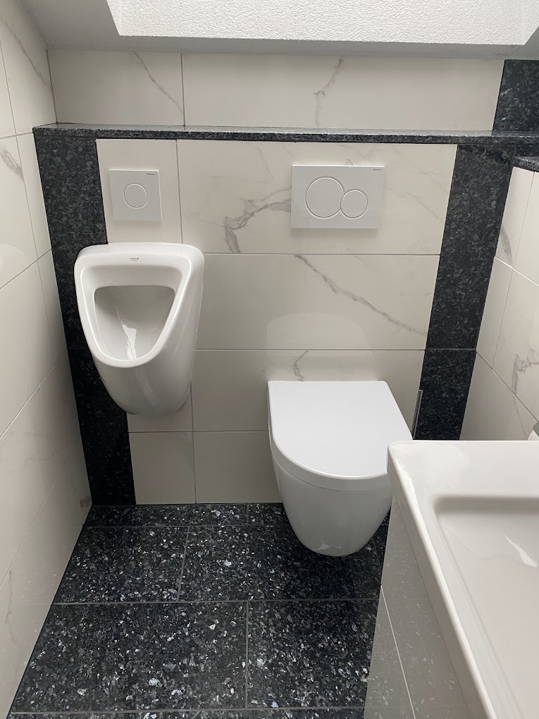 Gäste-WC mit Urinal und hochwertiger Ausstattung