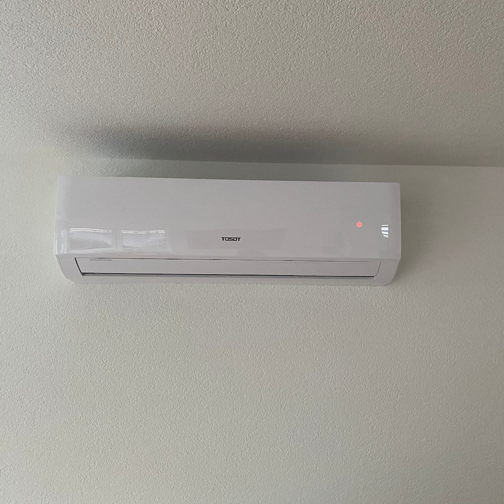 Split-Klimaanlage an der Wand eines Wohnraums, installiert von VMS Rauschenberger