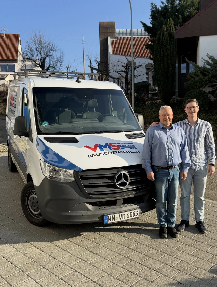 Volker und Mika Rauschenberger vor dem Firmenfahrzeug von VMS Rauschenberger in Waiblingen