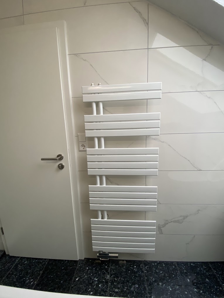 Sauber beschriftete Trinkwasser-Installation mit VMS-Rauschenberger-Schildern