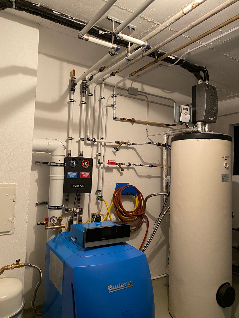 Heizungs- und Warmwassertechnik im Technikraum